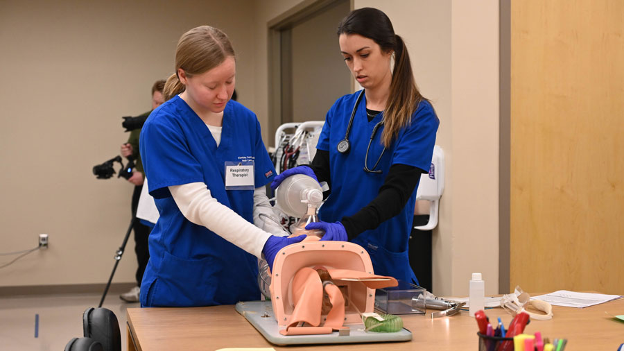 Two resipiratoy therapist students doing a training exercise